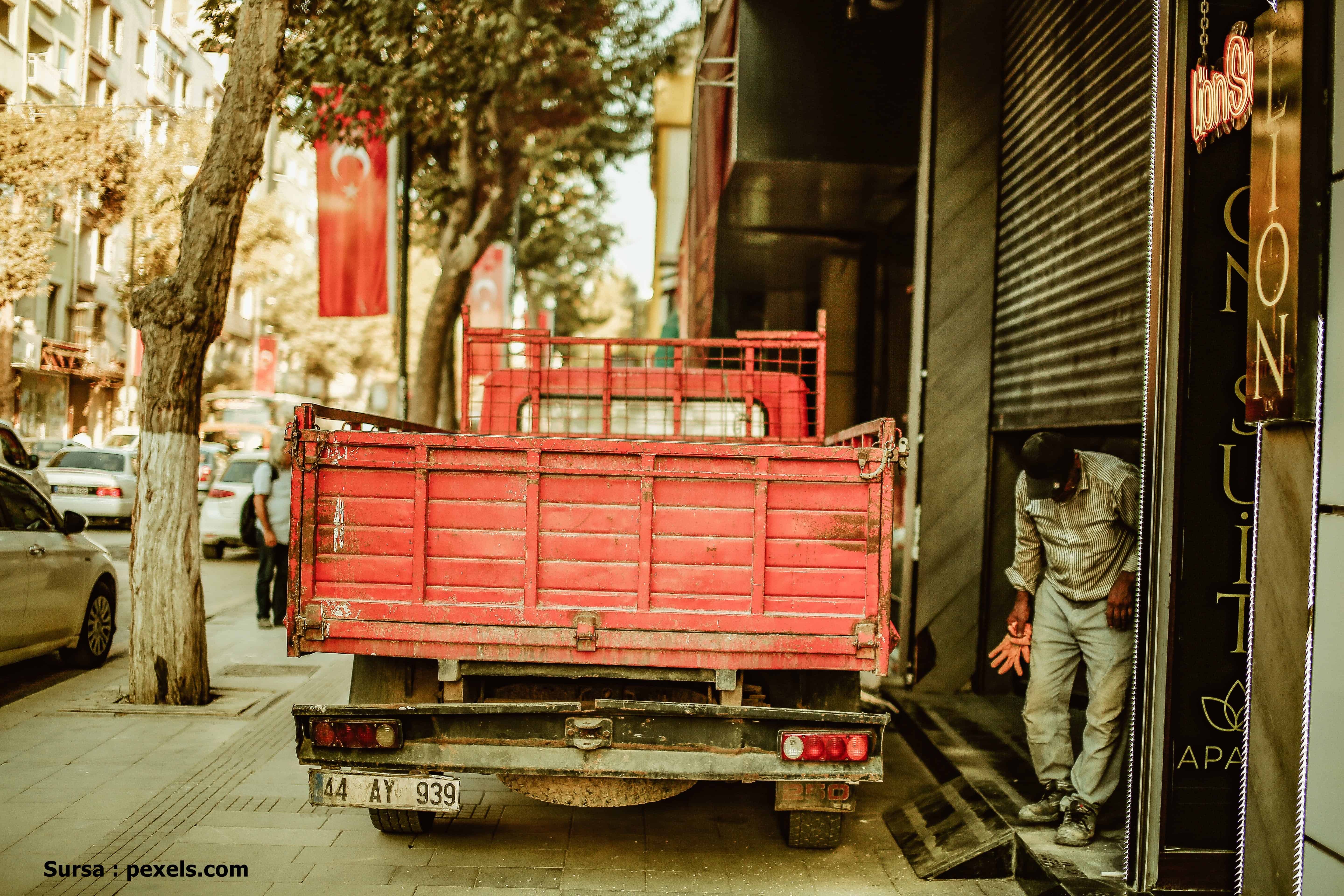 Cum sa iti mentii cabina camionului curata ; solutii si sugestii pentru soferii de camion de cursa lunga