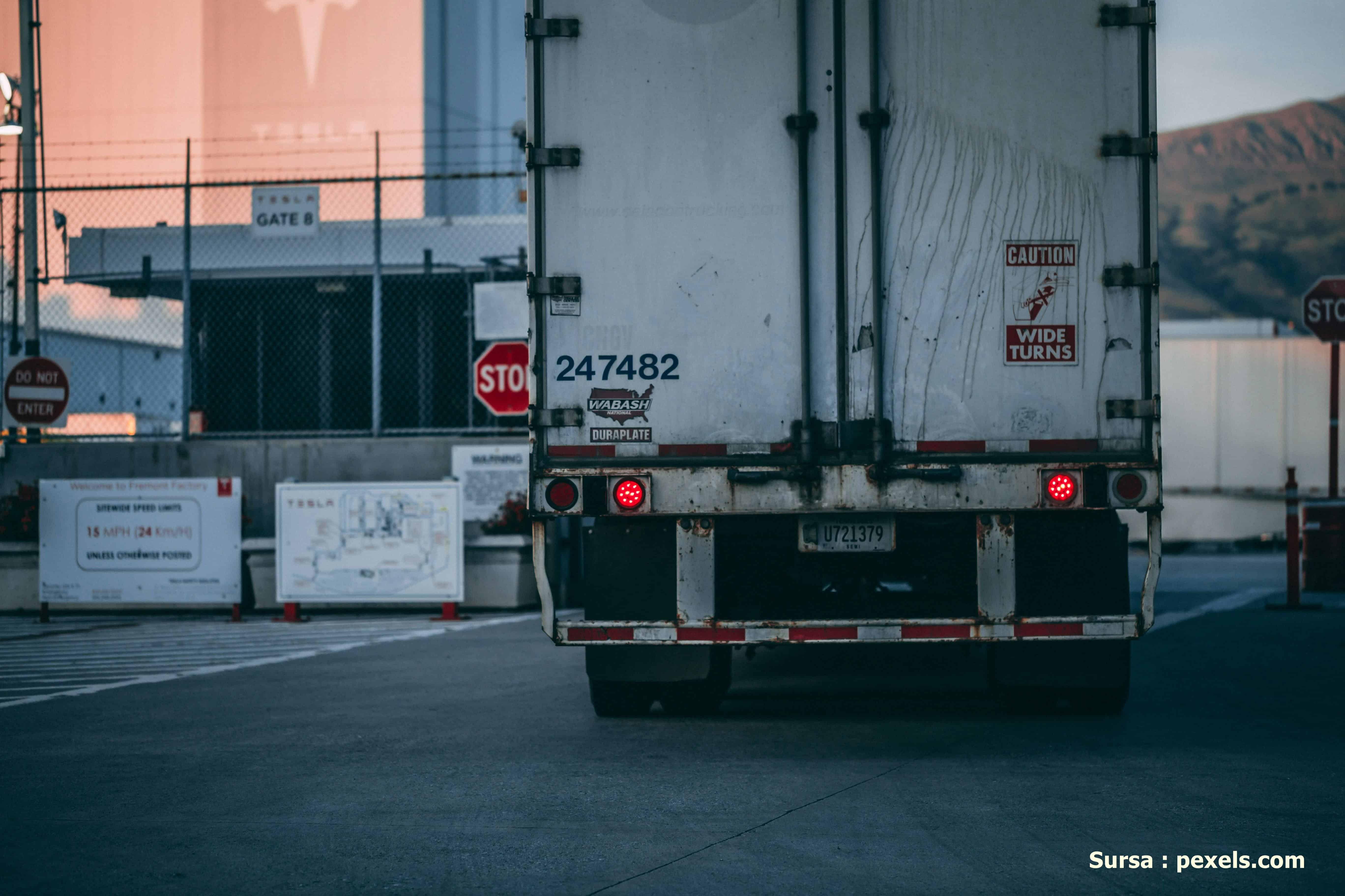 Truck Driving tips pentru soferi de  camion incepator : manevre la parcarea camionului cu spatele  cu spatele 